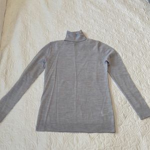 Like new BANANA REPUBLIC 100% merino wool turtleneck sweater